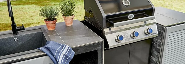 Außenküche mit Gasgrill und Spüle